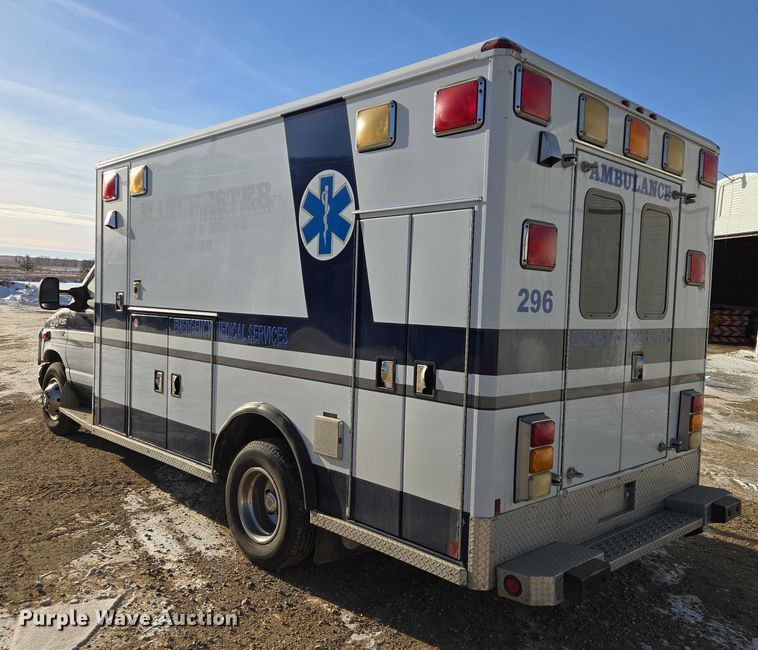 image for item ES2827 2003 Ford E450 Super Duty ambulance