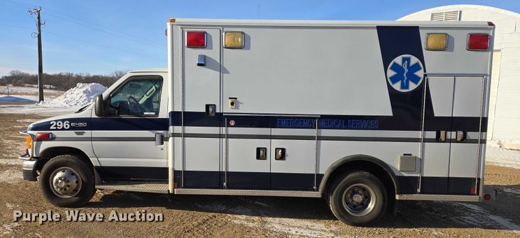 image for item ES2827 2003 Ford E450 Super Duty ambulance