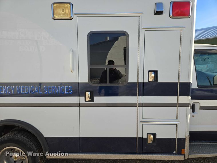 image for item ES2827 2003 Ford E450 Super Duty ambulance