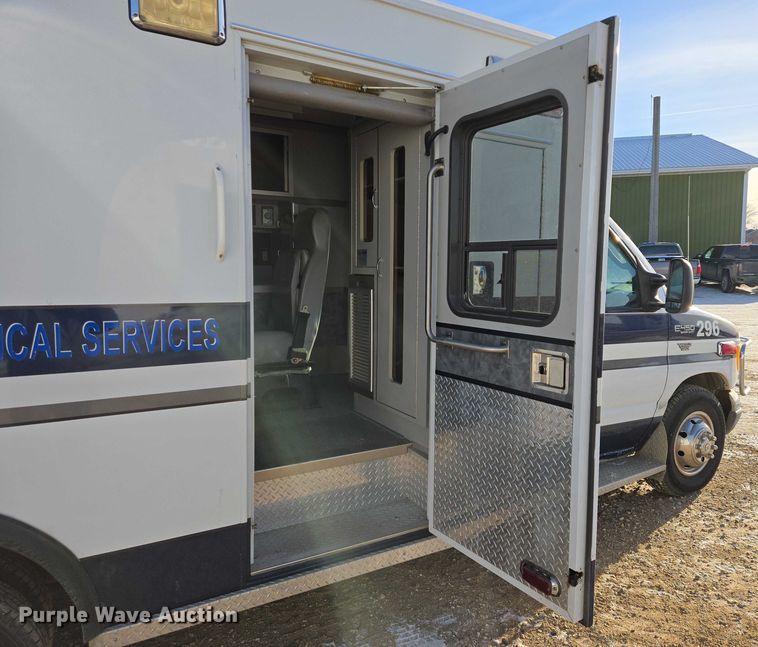 image for item ES2827 2003 Ford E450 Super Duty ambulance