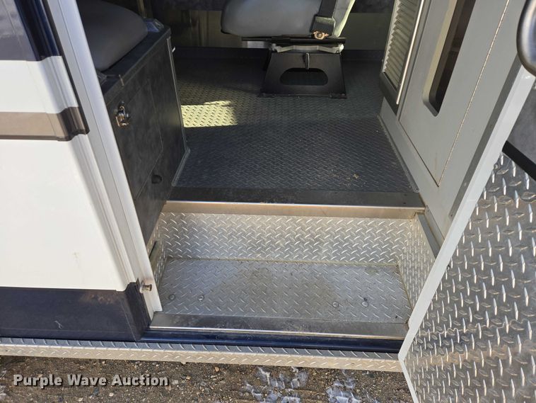 image for item ES2827 2003 Ford E450 Super Duty ambulance