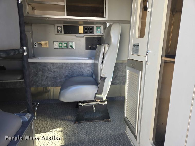 image for item ES2827 2003 Ford E450 Super Duty ambulance