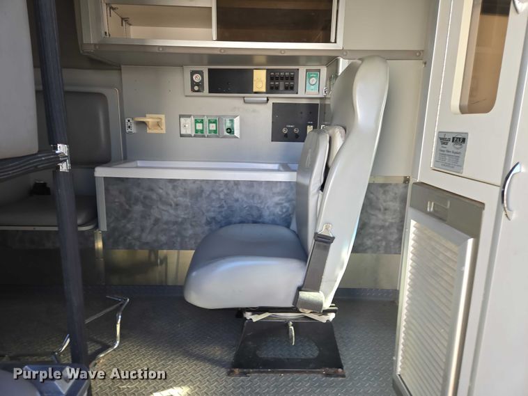 image for item ES2827 2003 Ford E450 Super Duty ambulance