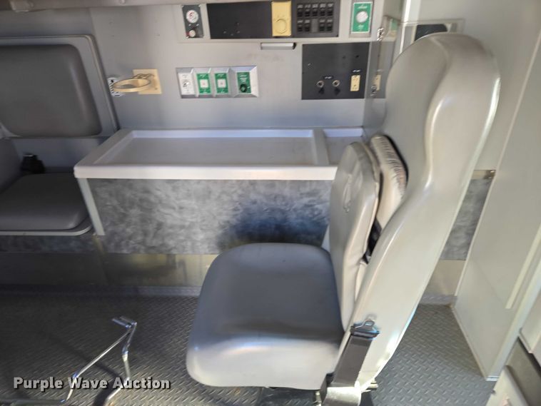 image for item ES2827 2003 Ford E450 Super Duty ambulance
