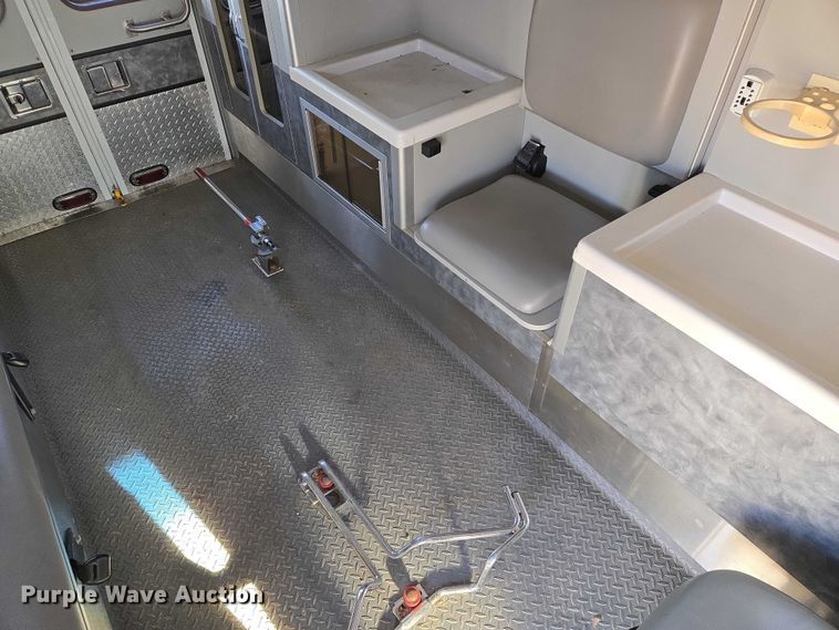 image for item ES2827 2003 Ford E450 Super Duty ambulance