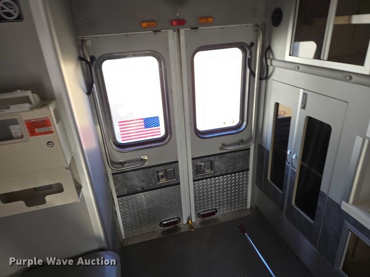 image for item ES2827 2003 Ford E450 Super Duty ambulance