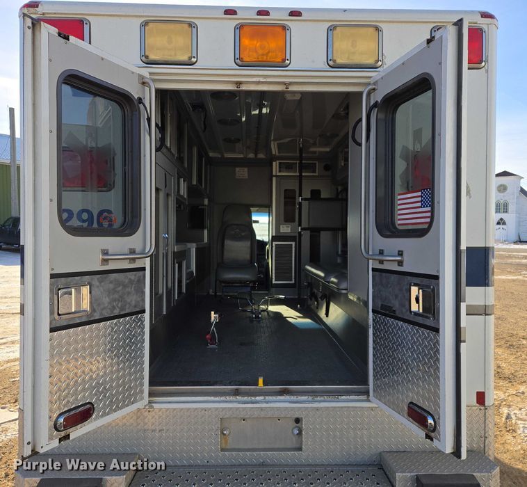 image for item ES2827 2003 Ford E450 Super Duty ambulance