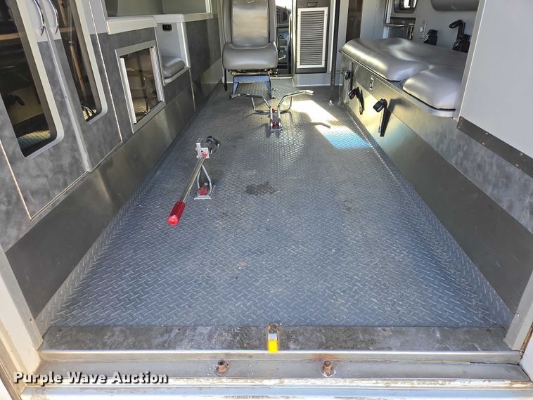 image for item ES2827 2003 Ford E450 Super Duty ambulance