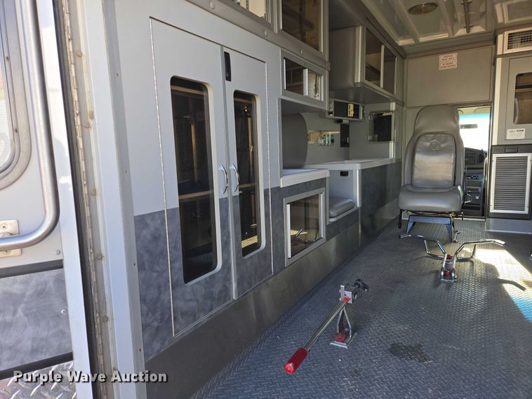 image for item ES2827 2003 Ford E450 Super Duty ambulance