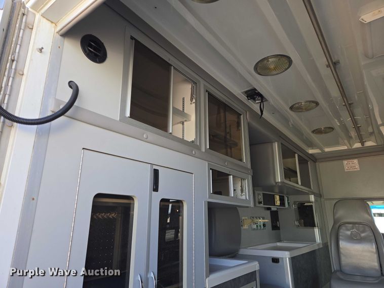 image for item ES2827 2003 Ford E450 Super Duty ambulance