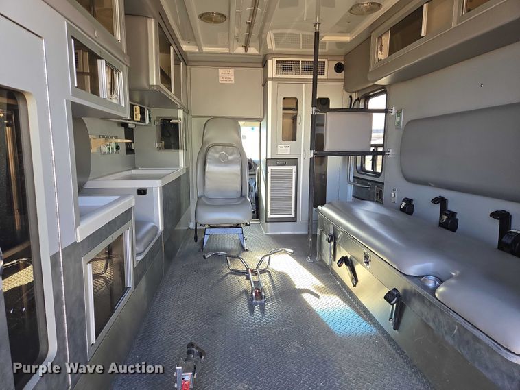 image for item ES2827 2003 Ford E450 Super Duty ambulance