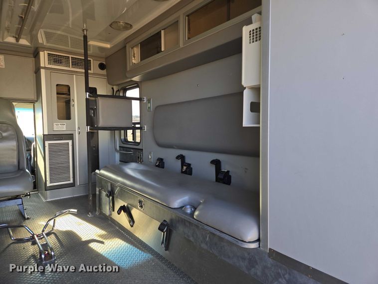 image for item ES2827 2003 Ford E450 Super Duty ambulance