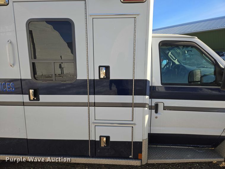image for item ES2827 2003 Ford E450 Super Duty ambulance