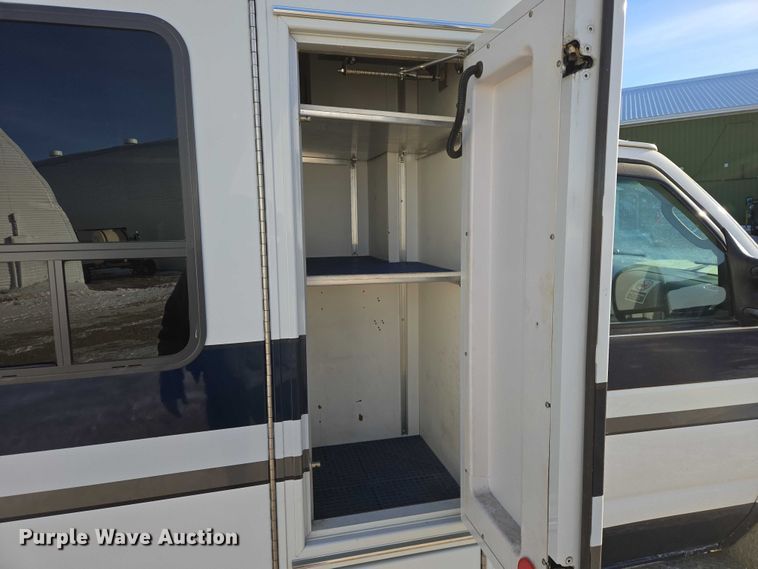 image for item ES2827 2003 Ford E450 Super Duty ambulance
