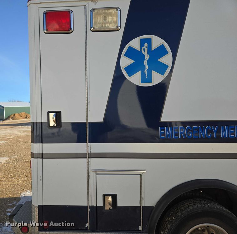 image for item ES2827 2003 Ford E450 Super Duty ambulance