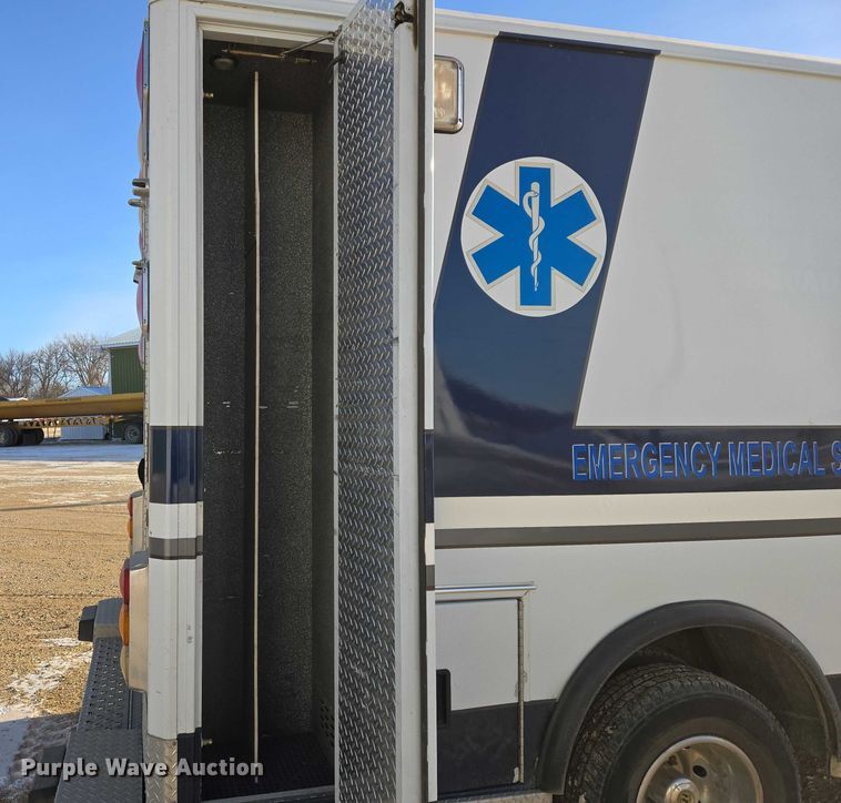 image for item ES2827 2003 Ford E450 Super Duty ambulance