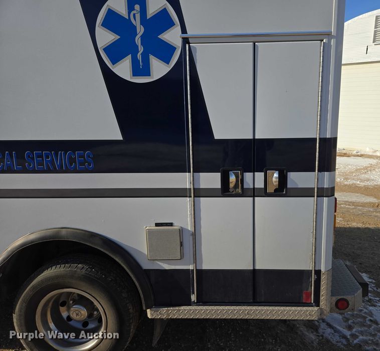 image for item ES2827 2003 Ford E450 Super Duty ambulance