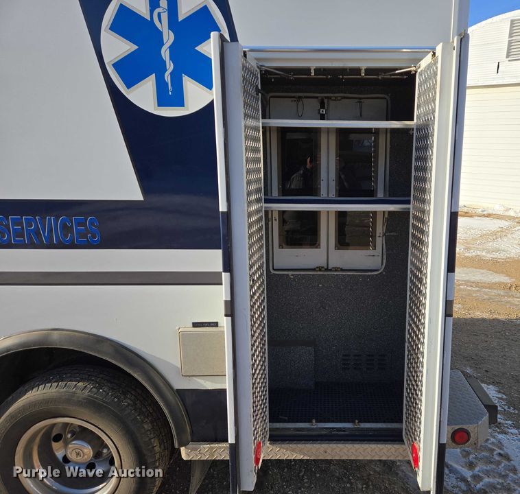 image for item ES2827 2003 Ford E450 Super Duty ambulance