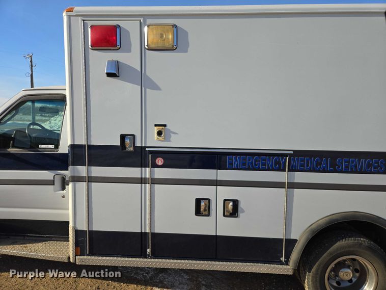 image for item ES2827 2003 Ford E450 Super Duty ambulance