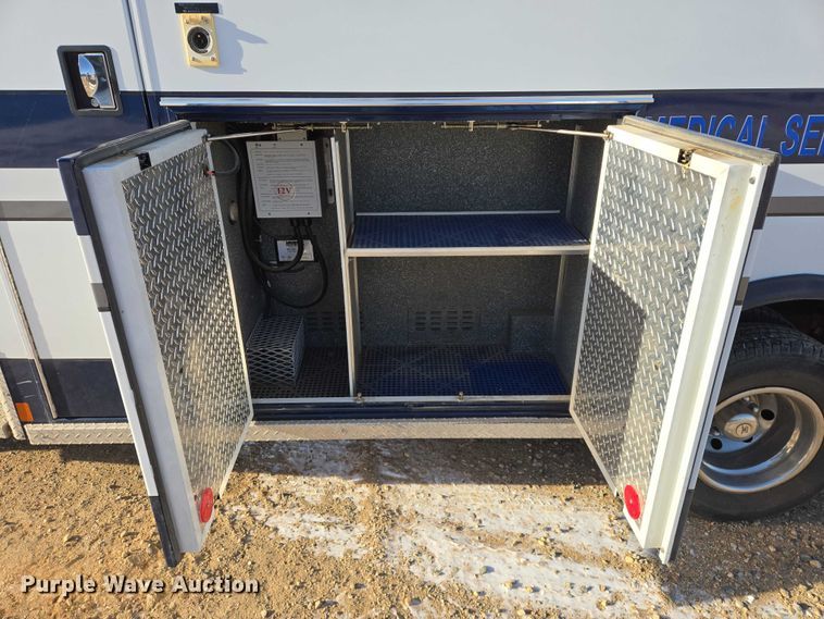 image for item ES2827 2003 Ford E450 Super Duty ambulance