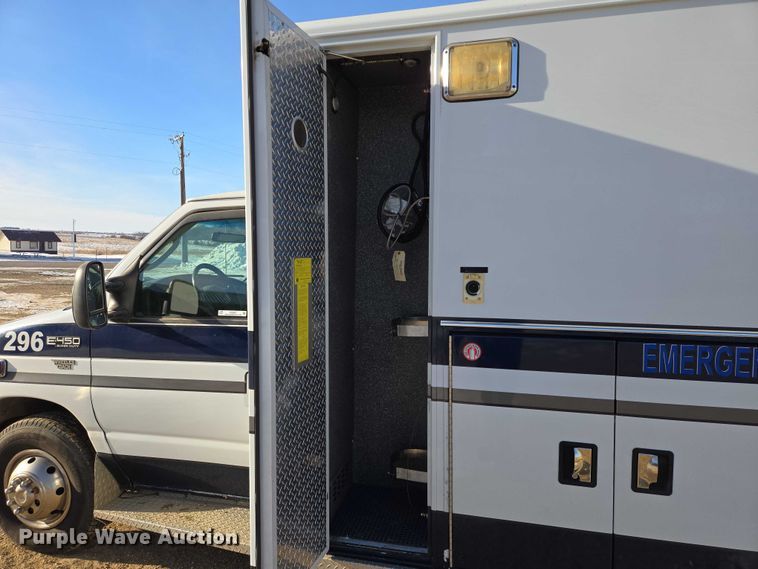 image for item ES2827 2003 Ford E450 Super Duty ambulance