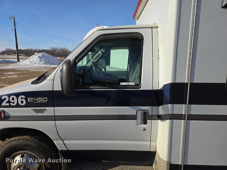 image for item ES2827 2003 Ford E450 Super Duty ambulance