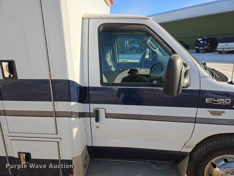 image for item ES2827 2003 Ford E450 Super Duty ambulance