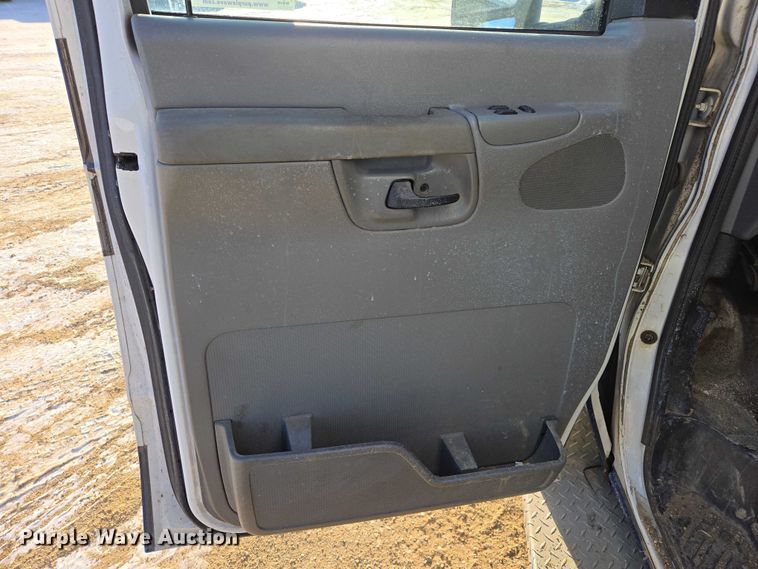 image for item ES2827 2003 Ford E450 Super Duty ambulance