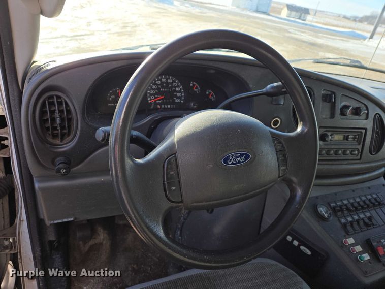 image for item ES2827 2003 Ford E450 Super Duty ambulance