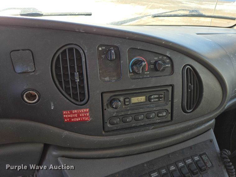 image for item ES2827 2003 Ford E450 Super Duty ambulance