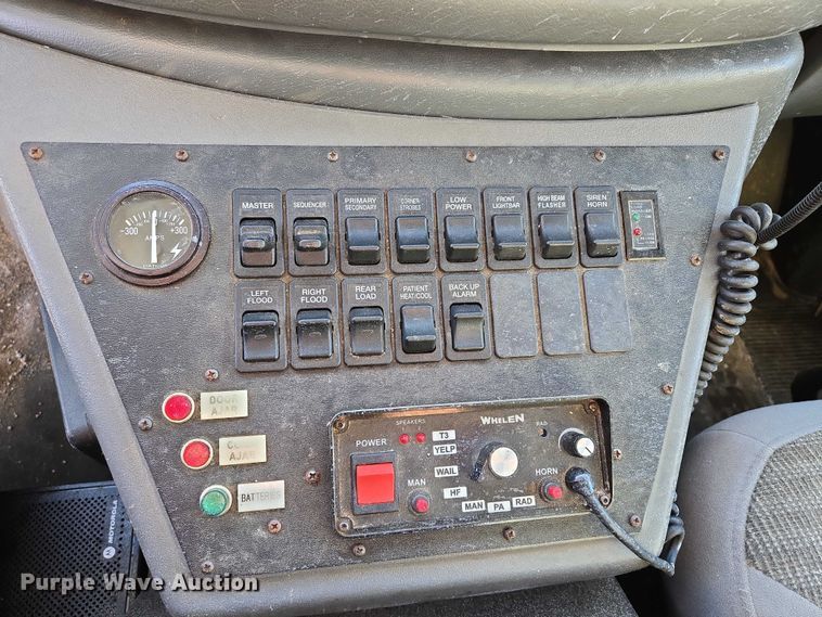 image for item ES2827 2003 Ford E450 Super Duty ambulance