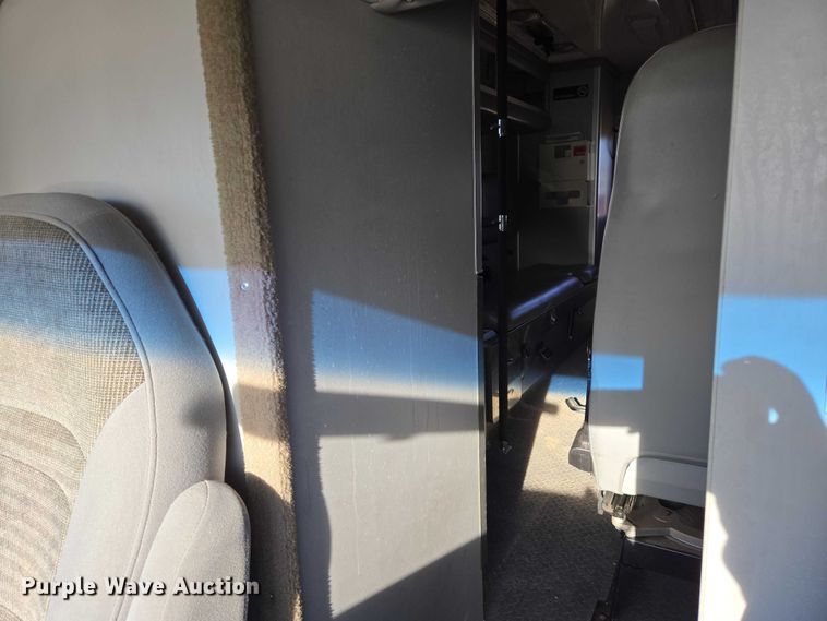 image for item ES2827 2003 Ford E450 Super Duty ambulance