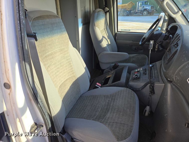 image for item ES2827 2003 Ford E450 Super Duty ambulance