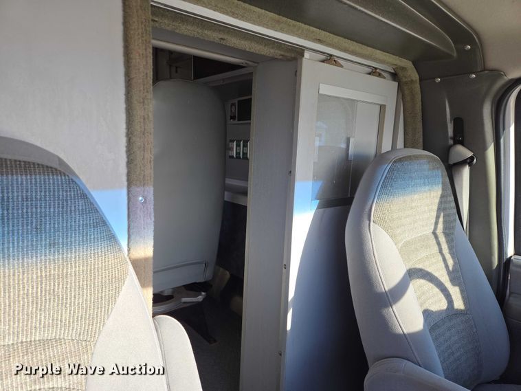 image for item ES2827 2003 Ford E450 Super Duty ambulance