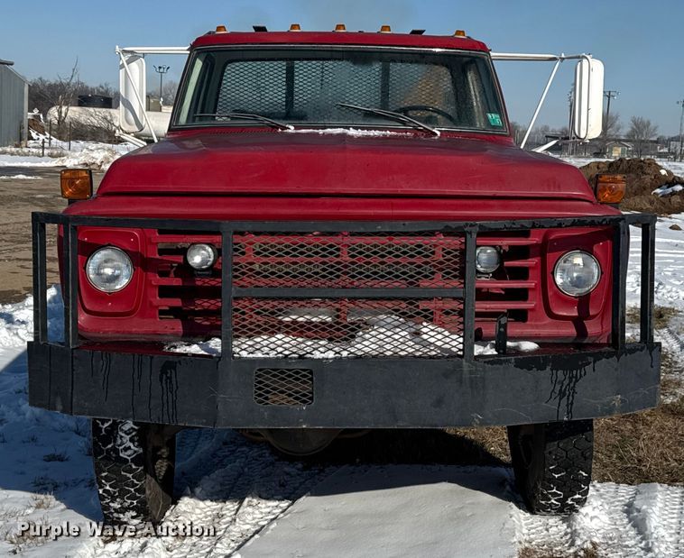 image for item ES5745 1979 Ford F600 flatbed truck
