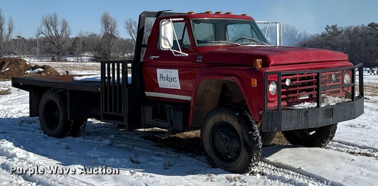 image for item ES5745 1979 Ford F600 flatbed truck