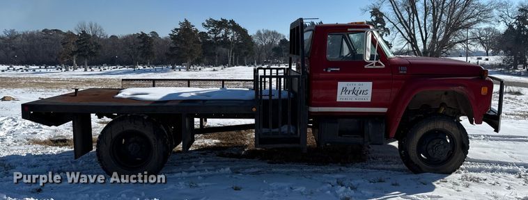 image for item ES5745 1979 Ford F600 flatbed truck
