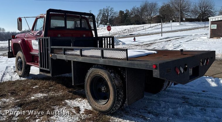 image for item ES5745 1979 Ford F600 flatbed truck