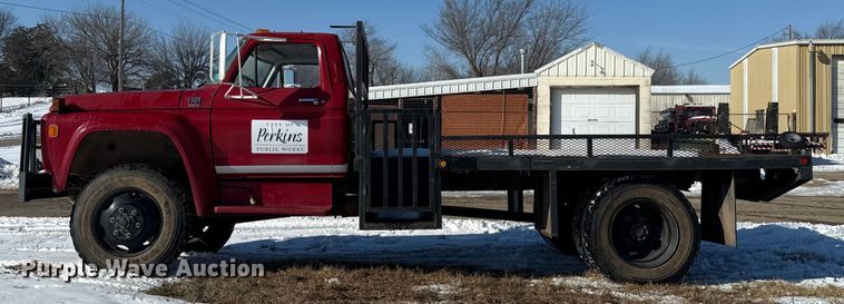 image for item ES5745 1979 Ford F600 flatbed truck