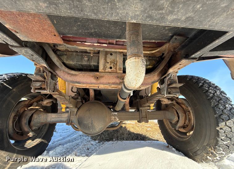 image for item ES5745 1979 Ford F600 flatbed truck