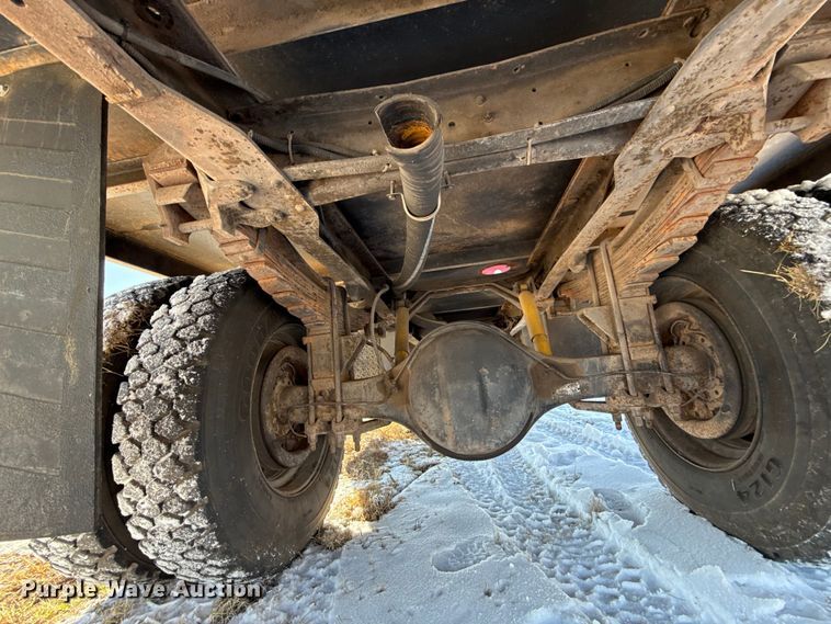 image for item ES5745 1979 Ford F600 flatbed truck