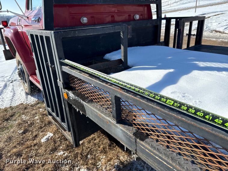 image for item ES5745 1979 Ford F600 flatbed truck