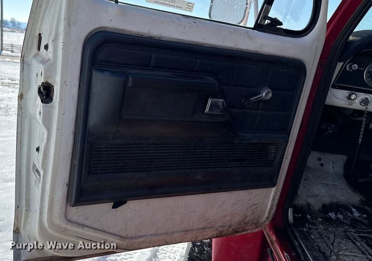 image for item ES5745 1979 Ford F600 flatbed truck