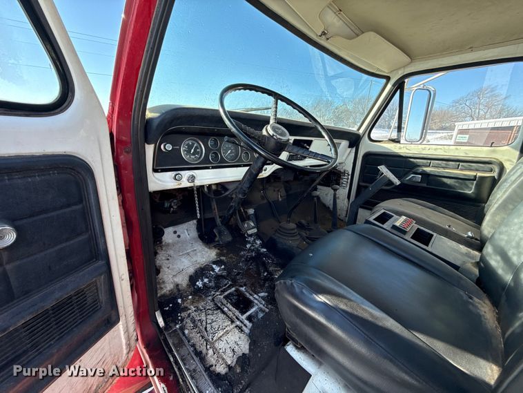 image for item ES5745 1979 Ford F600 flatbed truck