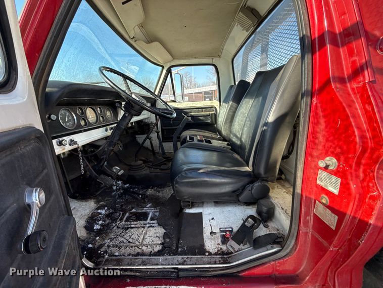 image for item ES5745 1979 Ford F600 flatbed truck