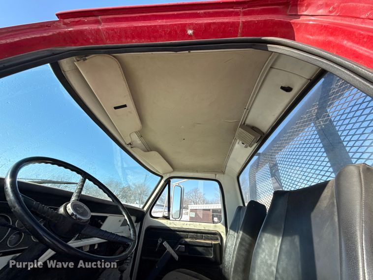 image for item ES5745 1979 Ford F600 flatbed truck