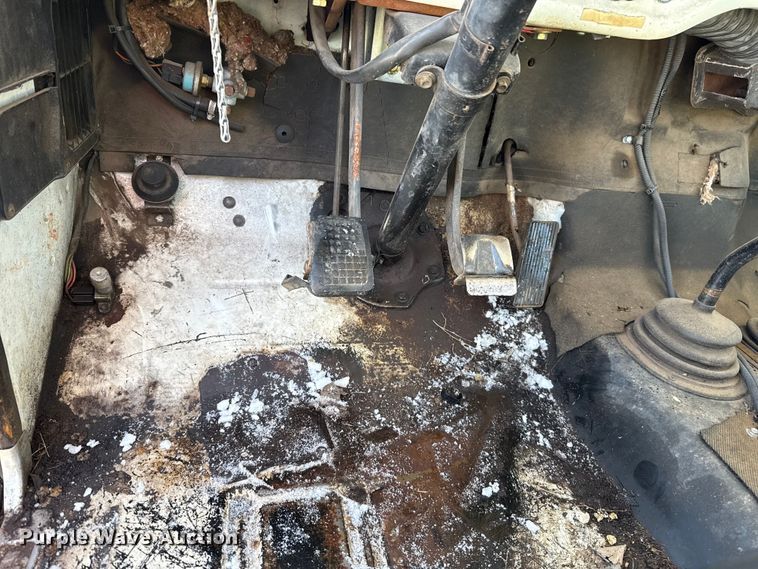 image for item ES5745 1979 Ford F600 flatbed truck