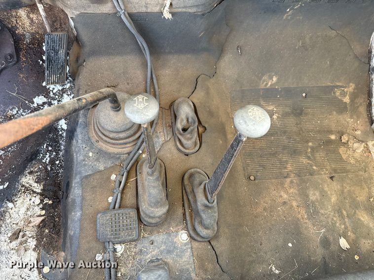 image for item ES5745 1979 Ford F600 flatbed truck