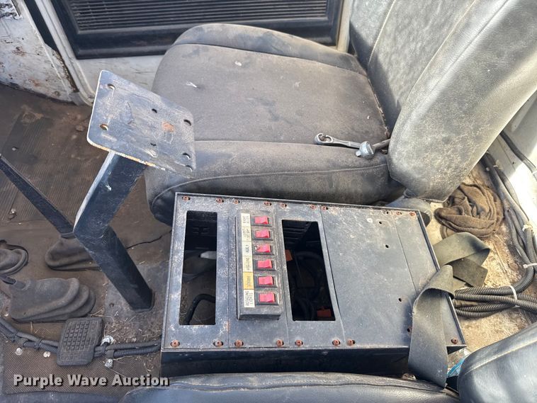 image for item ES5745 1979 Ford F600 flatbed truck