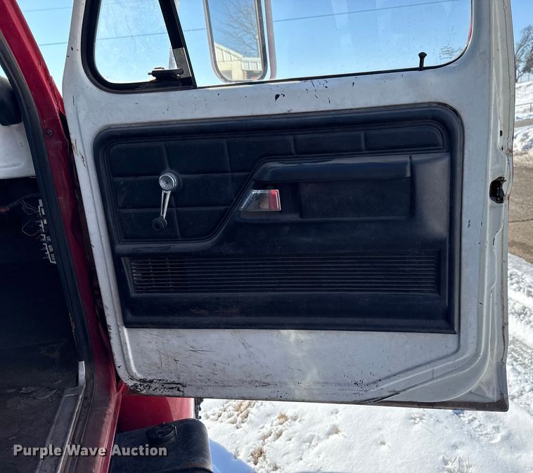 image for item ES5745 1979 Ford F600 flatbed truck